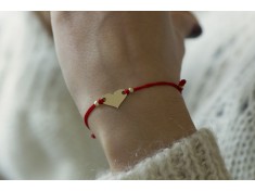 Гривна с червен конец и сърце