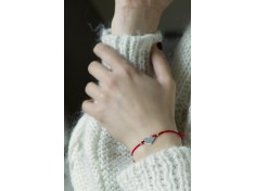 Гривна с червен конец и сърце